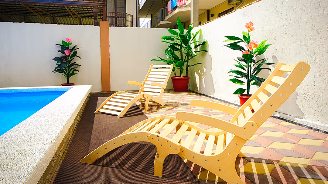 Лежаки у бассейна комплекса Морской рай