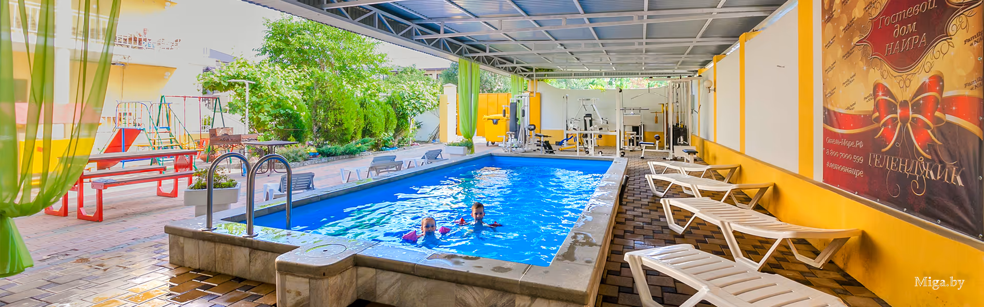 Открытый бассейн на территории гостевого дома