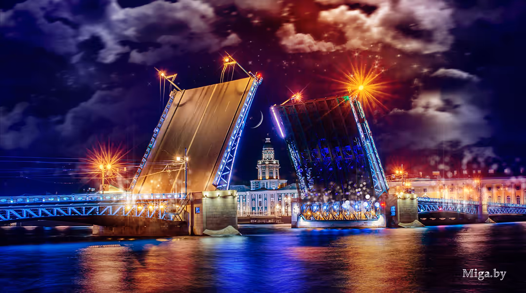 Разведённые мосты в ночном Петербурге