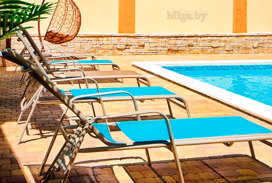 Шезлонги у бассейна гостевого дома У Татьяны