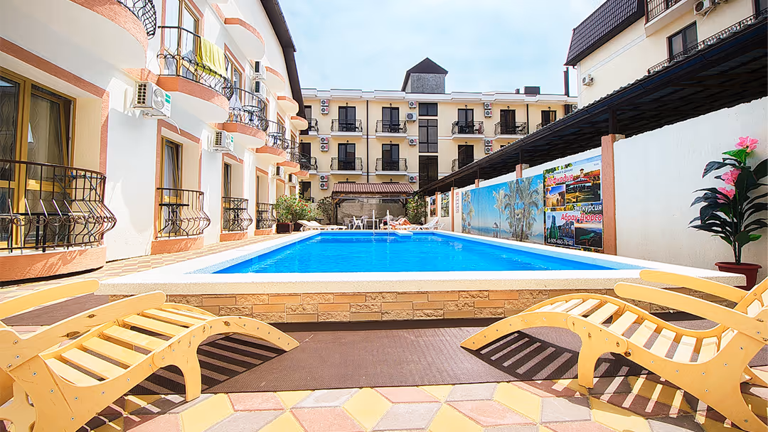 Шезлонги у бассейна комплекса Морской рай