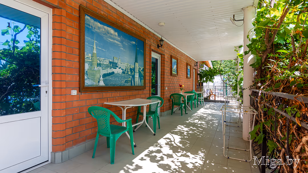 Столики под навесом гостевого дома Korall Sea