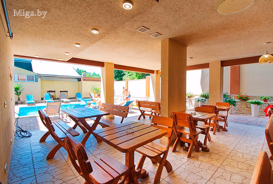 Столы под навесом на улице гостевого дома У Татьяны