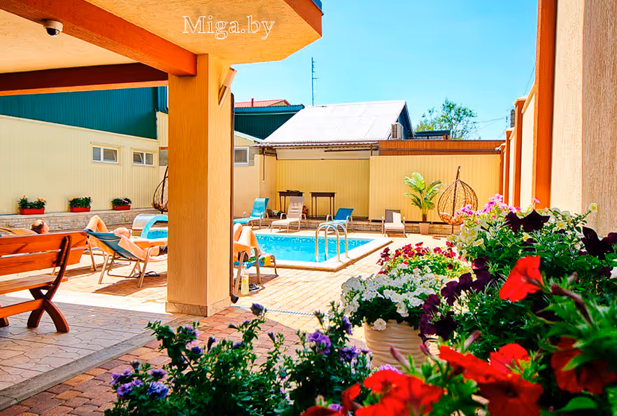 Территория у бассейна гостевого дома У Татьяны