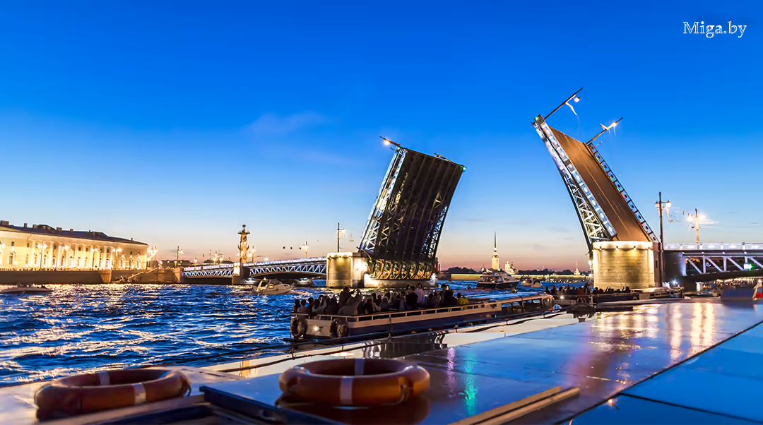 Вид с теплохода на разведённые мосты в Питере